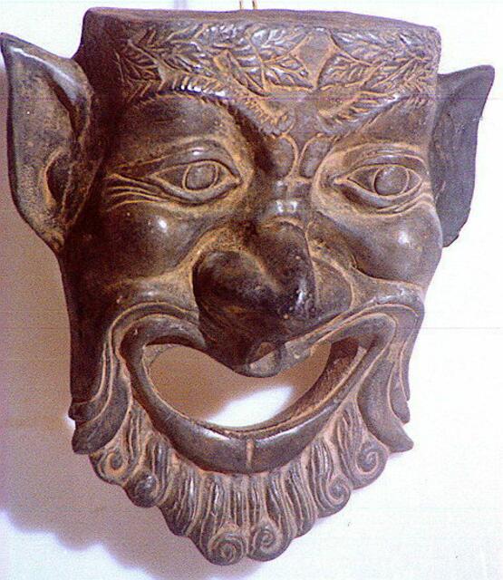 Dionysos oder ein Satyr aus seinem Gefolge mit großer Mundöffnung zum besseren Verständnis des Theatermonologs. Früher wurde behauptet: Personare (Durch die Maske die Sprache verstärken) wäre die Herkunft für Persona (die Rolle, der Typus des Schauspielers)