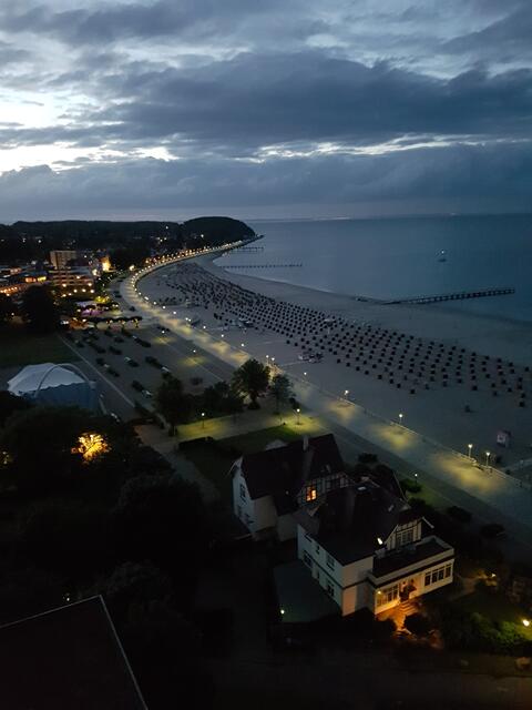 Im Abend und Nachtlicht die Strandpromenade von Travemünde !