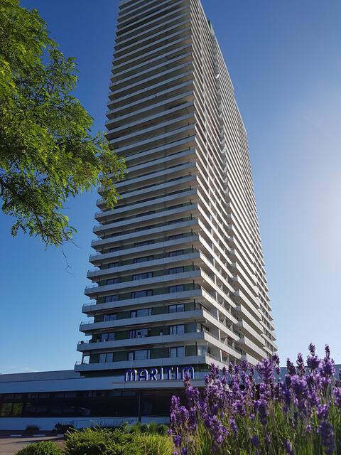 Hotel Maritim von der Vorderseite.  Mein Balkon war genau auf der Rückseite dieses Hochhauses !