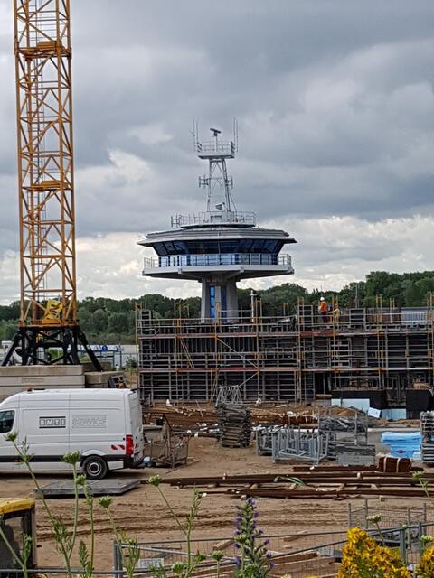 Rechts vom Hotel derzeit leider eine riesige Baustelle ! Hier sollen Eigentumswohnungen entstehen  ! Wenn hier fertig gebaut ist, wird man -----von den unteren Etagen des Hotels --- die vorbeifahrenden Schiffe nicht mehr sehen können !