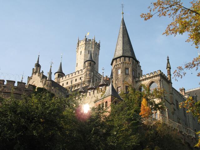 Und am Abend wird die Feier auf Schloss Marienburg ausklingen. Es war eine wahrhaft märchenhafte Hochzeit.