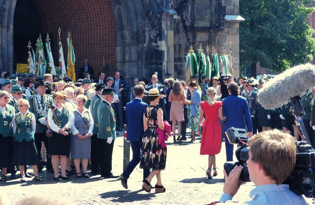 Die nach und nach eintreffenden Gäste streben dem Portal der Marktkirche zu.