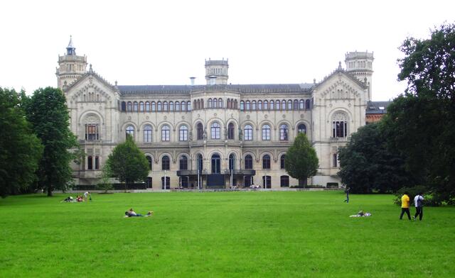 Und auch von der Rückseite hat das historische Gebäude seinen Reiz.