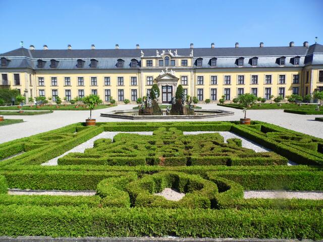 In der Großen Galerie soll für die 600 Gäste ein großer Empfang gegeben werden. In dem schönen Gebäude, das mit prächtigen barocken Wandmalereien ausgestattet ist, hat einst Kurfürstin Sophie gewohnt, die mit Hilfe ihres Mannes Kurfürst Ernst August und Leibniz das Anrecht auf den Englischen Königsthron erworben hatte.