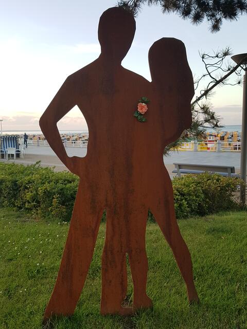 da, wo die Rose stickt, hab ich sie ins Loch gesteckt ! Herzgegend, dachte ich !