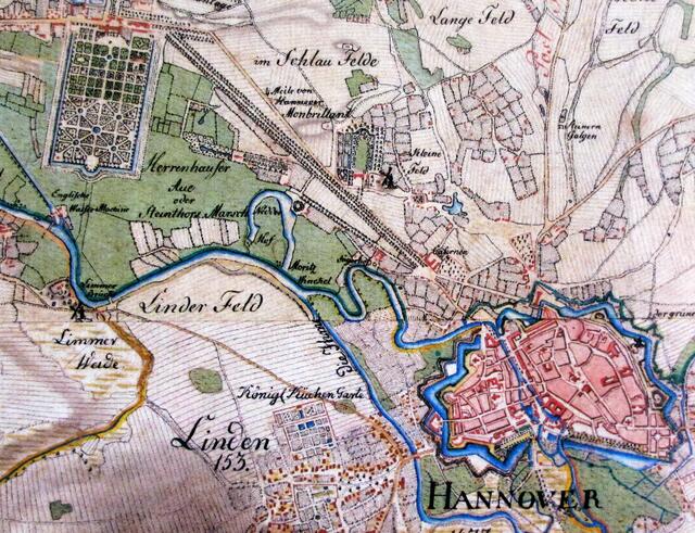 Die fünf Kilometer lange Strecke zum Schloss Herrenhausen führt durch das Herz des ehemaligen Königreiches. Zunächst am Hohen Ufer der Leine entlang, dann durch die Herrenhäuser Allee. Die alte Karte von 1871 zeigt die Strecke. Im linken Drittel der Stadt ist als rotes Kreuz die Marktkirche erkennbar.