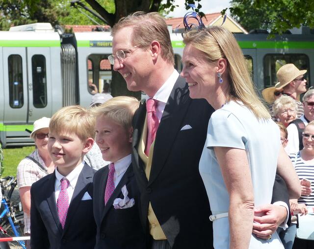 Ein Foto fürs Familienalbum. Erbprinz Bernhard von Baden, Herzog von Zähringen und Ehefrau Stephanie von Baden. Sein Vater war ein Cousin von König Charles III.
