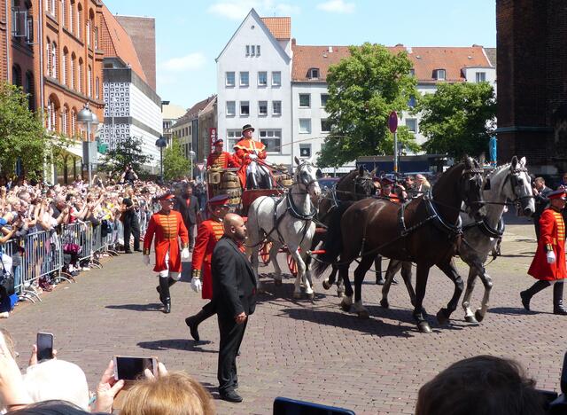 Die Kutschfahrt nach Herrenhausen beginnt.