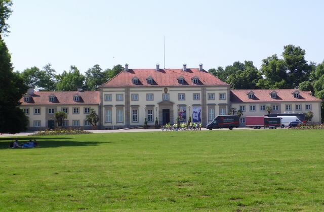 Zur Linken befindet sich das Georgenpalais. In ihm befindet sich das Wilhelm Busch Museum.