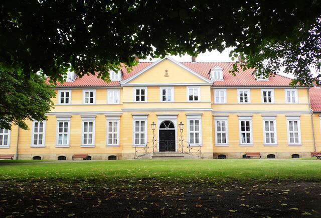 Nach dem Empfang soll in kleinerem Kreise ins nahe  Fürstenhaus, das eine eindrucksvolle Sammlung von Ahnengemälden der Welfen beherbergt, hinüber gewechselt werden. Wird das junge Paar dort demnächst einziehen? (Inzwischen, 2018, wohnt das junge Paar dort und Nachwuchs ist eingetroffen, Prinzessin Elisabeth.)