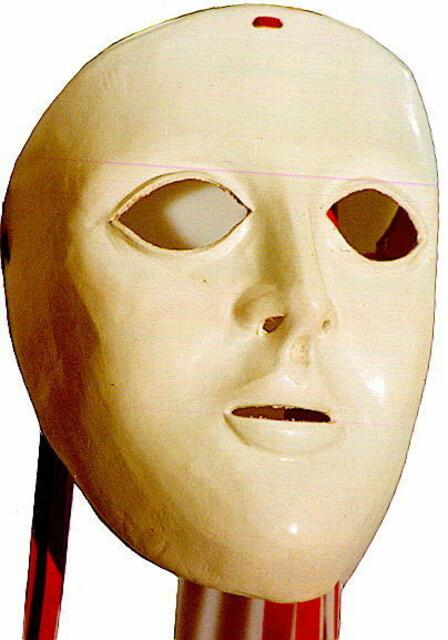Eine weisse lederne Maske wie eine Totenmaske der Griechen oder Langobarden gestaltet wird in den berittenen Maskenspielen in Ottana in Sardinien getragen
