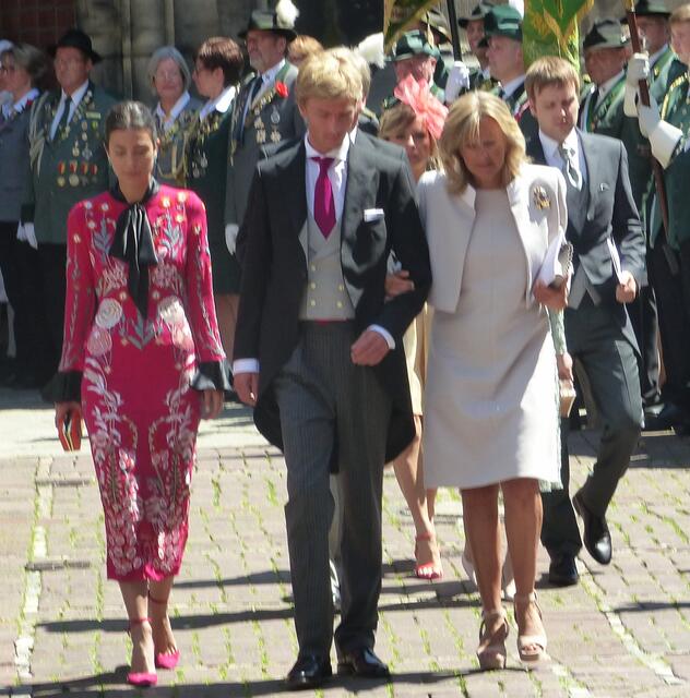 Und bald schon steht die nächste Hochzeit an, wenn auch in kleinerem Rahmen. Prinz Christian von Hannover wird die junge Frau im roten Kleid heiraten, Alessandra de Osma.