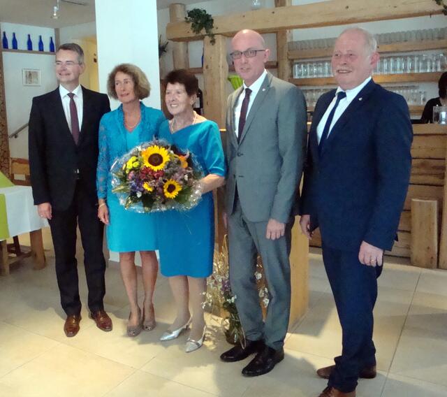 Peter Tomaschko MdL - Iris Eberl MdB Vorsitzende Annemarie Mayr, Landrat Dr. Klaus Metzger und sein Stellvertreter Manfred Losinger stellen sich zum Gruppenbild