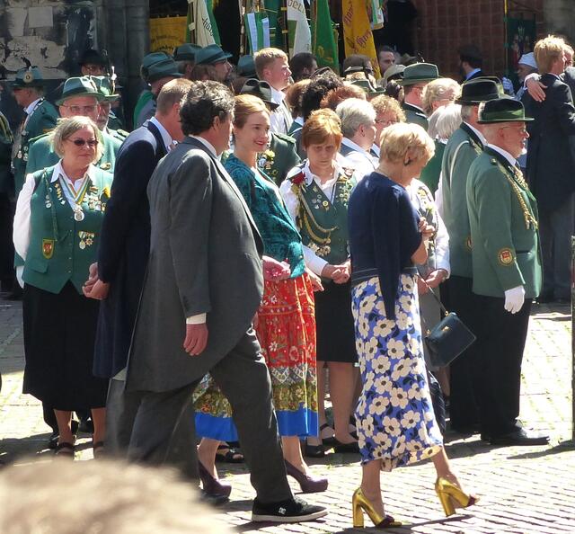 In Grün und Rot die schwangere Maria Theresia von Thurn und Taxis mit Hugo Wilson. Die Ländereien der Familie bilden einen der größten Landbesitze Europas.