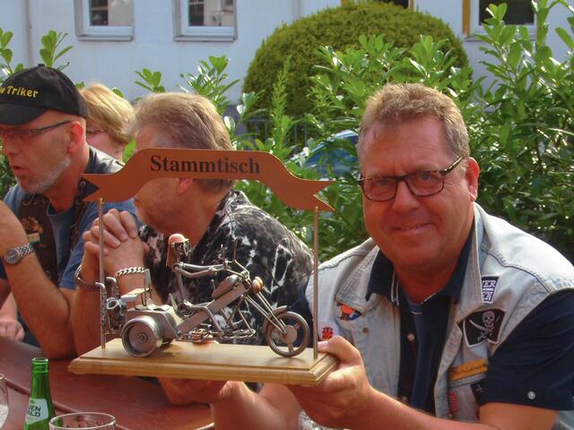 . . . Ralf Leinemann, ein Triker aus Burgdorf, mit dem "Trike" auf dem Stammtischemblem . . .