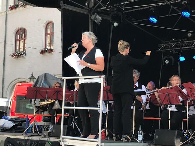 "Hallelujah" von Chris Munger gesungen. Sandra Möhring dirigiert das pcOrchester