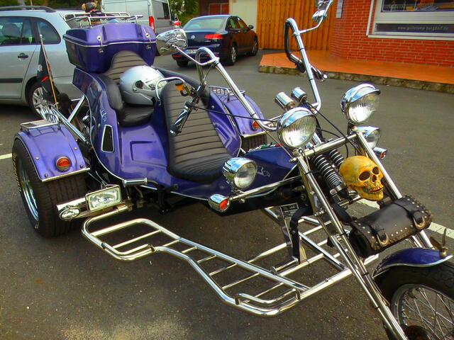 . . . ein "Trike" kann auch eine motorisierte Version sein.  Es besitzt zwei Hinterräder, aber nur ein Vorderrad und wird mit Motoren namhafter Autohersteller bestückt . . .