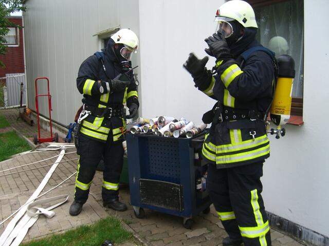 gefährliche Brandlast wird aus dem Gefahrenbereich verbracht