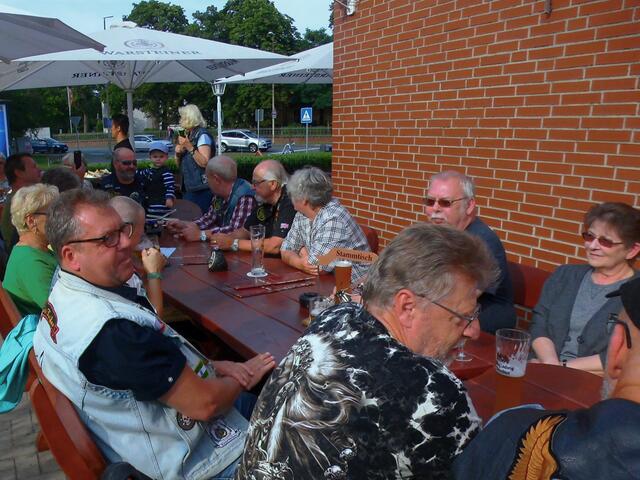 . . .  zum traditionellen Triker-Treffen trafen sich die "Leine-Triker" der Region Hannover und Sarstedt am Dienstag, 11. Juni 2017 im "Grill-Olymp" in der Weststadt von Burgdorf . . .