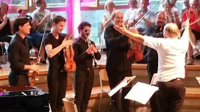 Der Komponist dankt dem Ensemble Berlin