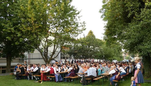 zahlreiche Gäste im Festgarten