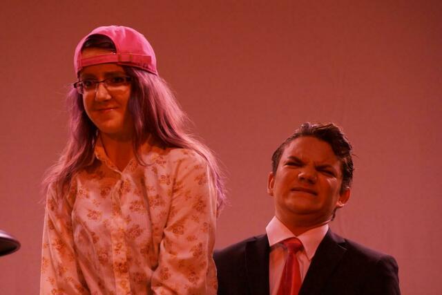 Yvonne (Jenny Bergmann) und Prinz Philipp (Romeo Fischer)