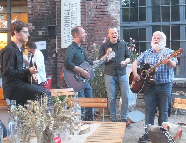 Die Band Overback zur Einstimmung unter freiem Himmel