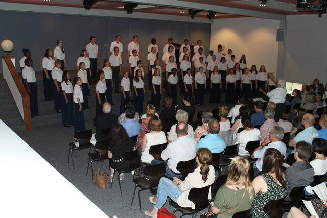 Im vollbesetzten Forum des Wertinger Gymnasiums fand das mitreißende Konzert des "International Choir" des Blue Lake Fine Arts Camp/Michigan, unter der Leitung von Shirley Lemon, statt.