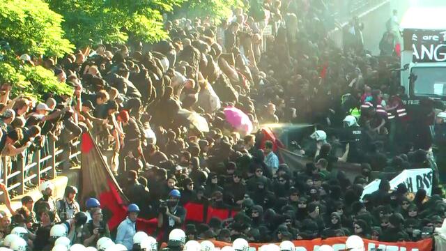 Massenpanik am Hamburger Fischmarkt. Fluchtmöglichkeiten gab es nur über diese Mauer. (Foto: Max Bryan)