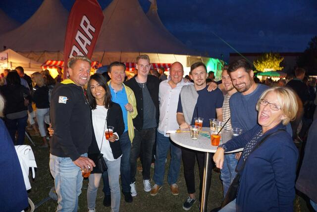 Spieler und Freunde des EHC feierten das gelungene Event