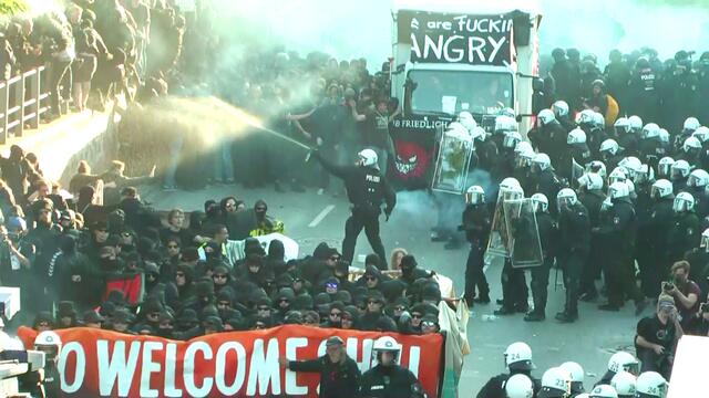 Hier wird fliehenden Demonstranten mit Pfefferspray noch hinterhergeschossen (Foto: Max Bryan)