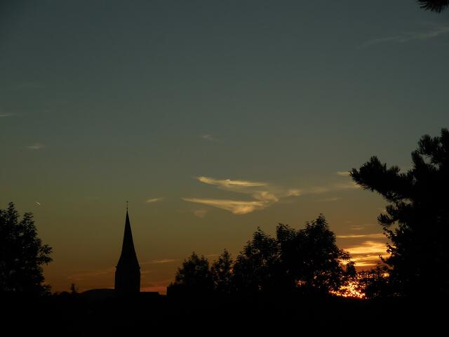 Blick auf die "Nikolai-Kirche" mit dem "schiefen" Turm.