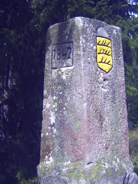 Württembergischer Grenzstein auf dem Fohrenbühl bei Lauterbach (Schwarzwald) zwischen Baden und Württemberg &gt; de.wikipedia.org/wiki/W%C3%BCrttemberg#/media/File:Boundary-Stone_Fohrenb%C3%BChl.jpg | Foto: Andreas Frick - Eigenes Werk