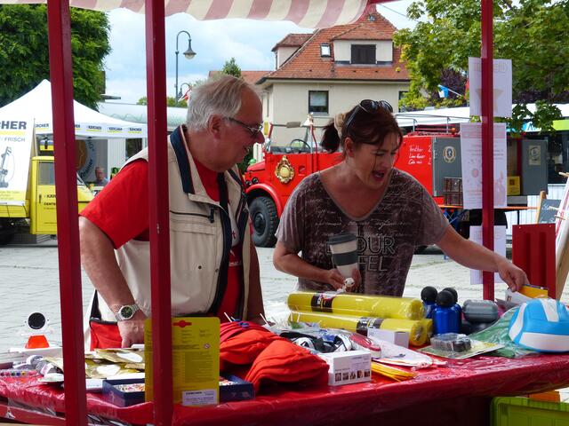 Die Qual der Wahl: Klaus Gendner hilft bei der Gewinnauswahl