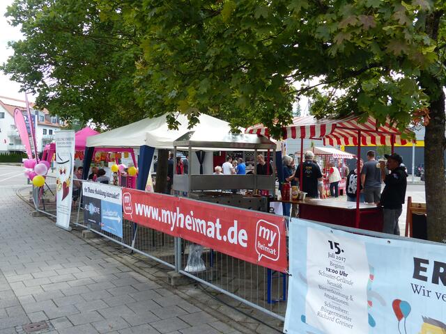 Der Markt der Möglichkeiten auf dem Schuster-Areal von der Hauptstraße aus gesehen