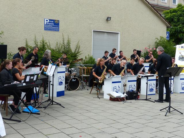Big-Band "Blue Notes" der Sing- und Musikschule Neusäß unter der Leitung von Achim Binanzer