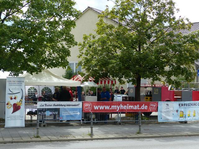 Der Markt der Möglichkeiten auf dem Schuster-Areal von der Hauptstraße aus gesehen