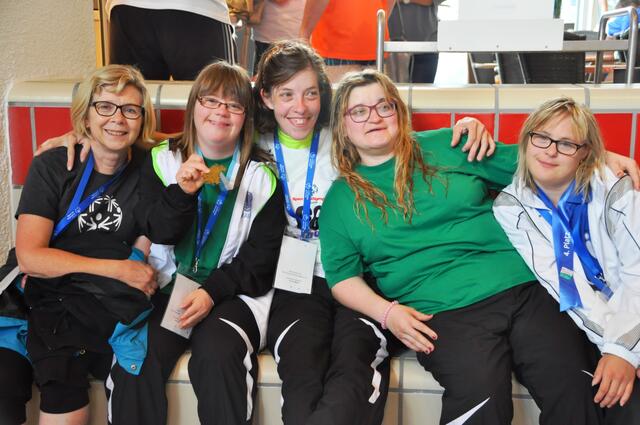 Hermine Leiminger mit Franziska Stolch, Maria Meyer, Celina Witt und Bettina Groß