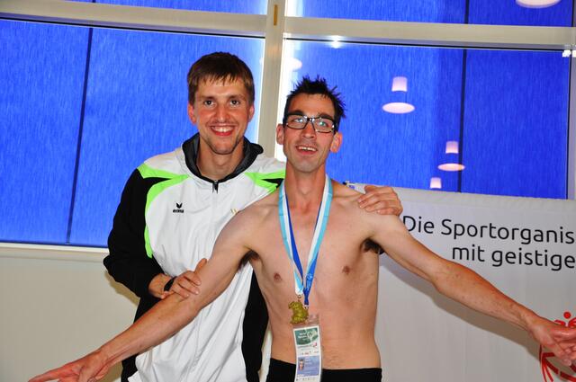 Markus Protte verleiht seinem Teamkollegen Michael Hach die Goldmedaille