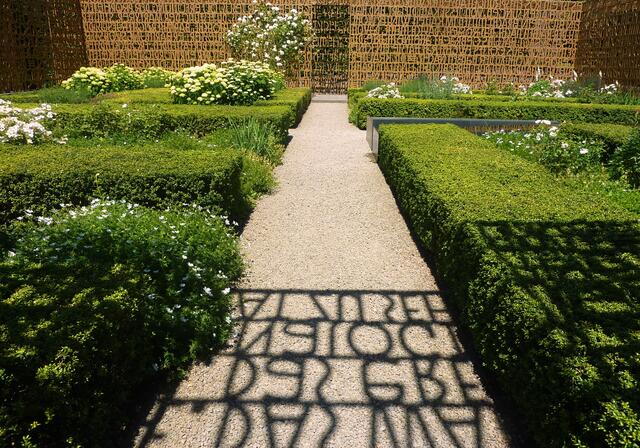 Schattenspiele im Christlichen Garten