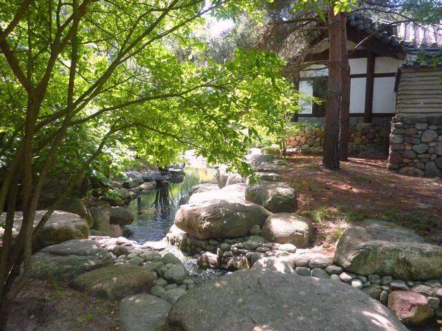 Steine und Wasser sind ein wunderbares Gestaltungselement.