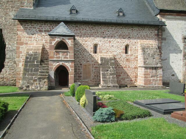 Die Martinskirche auf dem Christenberg hat am ältesten Teil, dem Kirchenschiff, eine beeindruckende Außenkanzel.