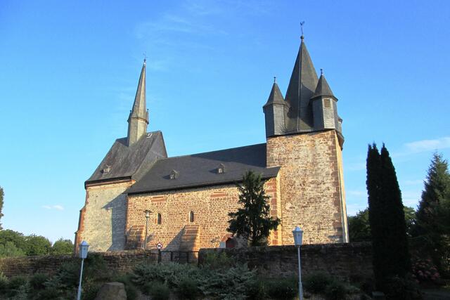 Die Martinskirche auf dem Christenberg in der Abendsonne.