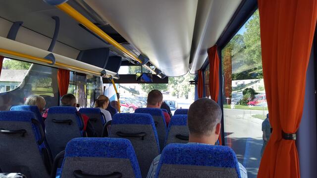 Busfahrt zum Flugfeld