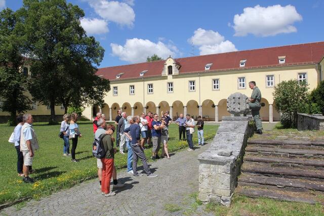 StFw H. Wintersohl bei de Demonstration der "Akkustik" im Innenhof des "Klostergartens"