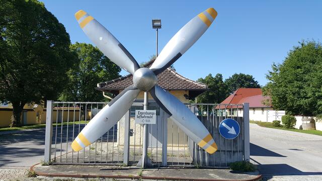 Eingangstor zur Kaserne