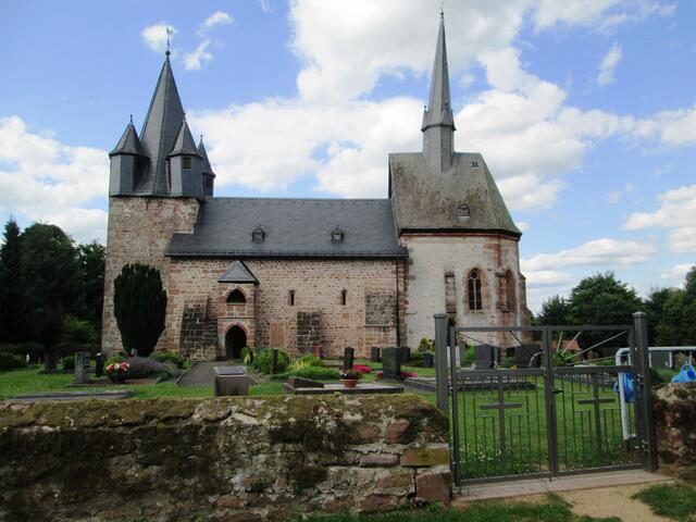 Die Martinskirche auf dem Christenberg von Osten.