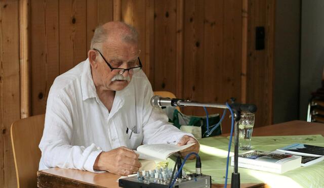 Hans-Rudolf  liest aus seinem dritten Buch.