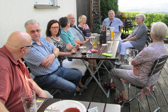 Fast die komplette fröhliche Runde beim myheimat-Treffen auf dem Christenberg.