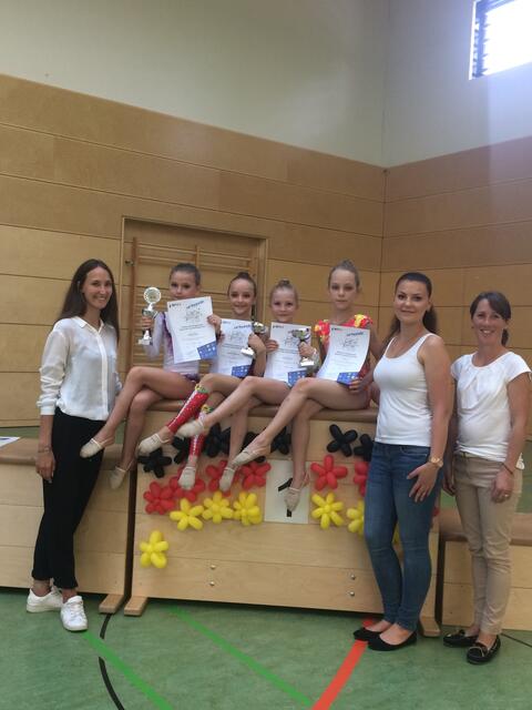 Die vier Gersthofer Gymnastinnen mit ihren Trainerinnen und Betreuerinnen Elisabeth Neumüller, Elina Plitzko und Johanna Oehler (von links)